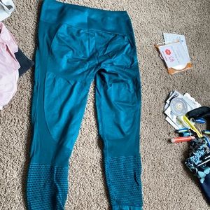 Fabletics M Aqua crop leggings